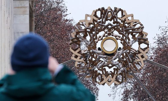 아르코 델라 파체에 설치되는 성화대