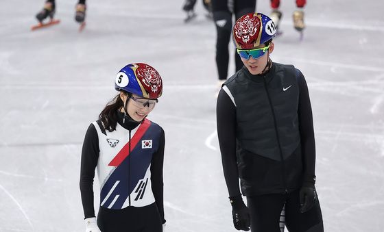 대화 나누는 최민정·이준서