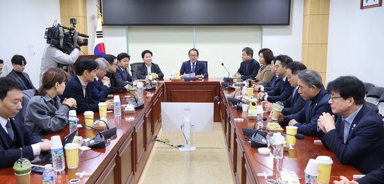 與 재선의원들 '조국혁신당 합당 의견 수렴'