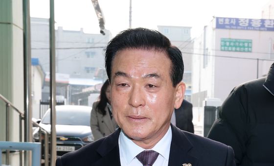 선거법위반 혐의 백성현 논산시장 법원 출석