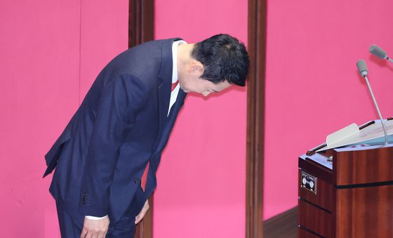 인사하는 장동혁 대표