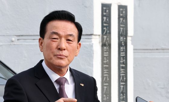 법원 나서는 백성현 논산시장