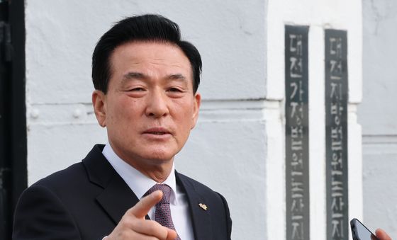 법원 앞에서 취재진 질문에 답하는 백성현 논산시장