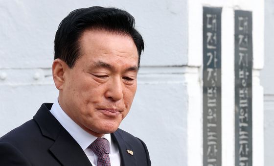 법원 나서는 백성현 논산시장