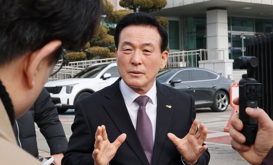 법원 나서며 취재진 질문에 답하는 백성현 논산시장