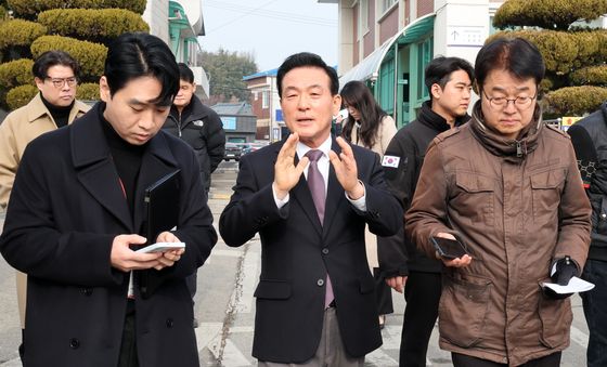 취재진 질문받는 백성현 논산시장