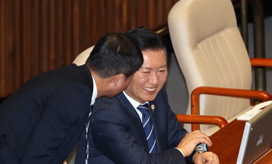 한병도 원내대표와 대화하며 미소 짓는 정청래 대표