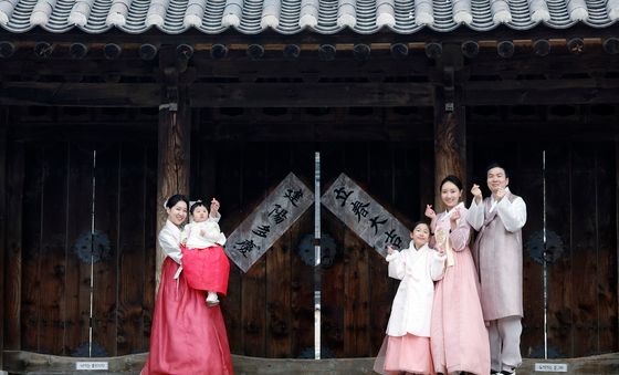 말띠 가족의 입춘첩 부착 시연