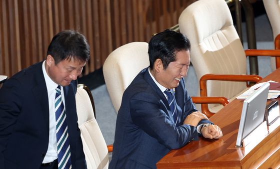 미소 짓는 정청래 대표