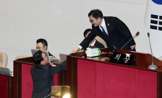 악수 나누는 김민석 총리와 우원식 의장