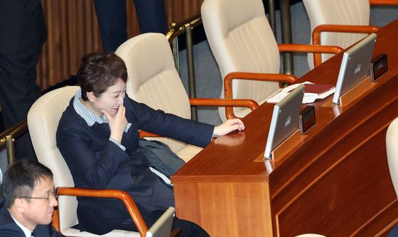 정청래 대표 자리 앉은 이언주 최고위원