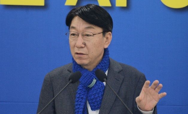 질의에 답변하는 우범기 시장