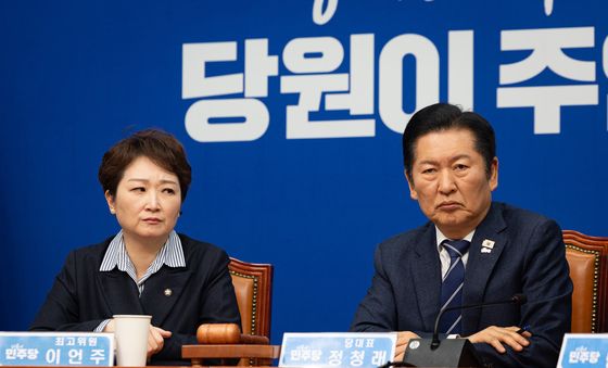 최고위원 발언 듣는 정청래·이언주