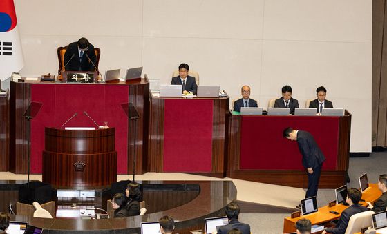 인사하는 장동혁 대표