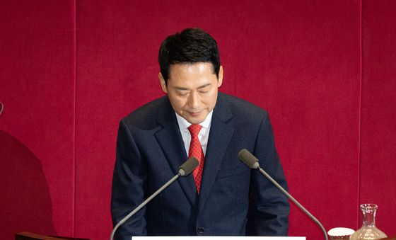 교섭단체 대표연설 후 인사하는 장동혁 국민의힘 대표