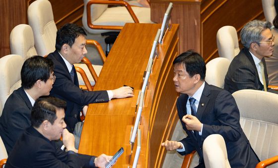 대화 나누는 민주당 법사위원들