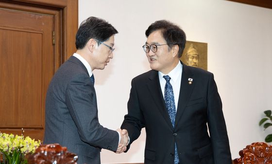 김경수 위원장 맞이하는 우원식 의장