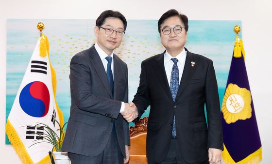 김경수 위원장과 손 잡은 우원식 의장