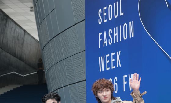 태국 배우 토마스·껑, 서울패션위크 나들이