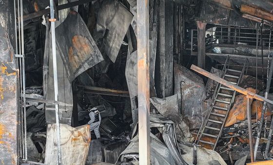 SPC삼립 시화공장 현장감식 중인 경찰·소방 관계자들