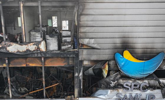 SPC삼립 시화공장 현장감식 중인 경찰·소방 관계자들