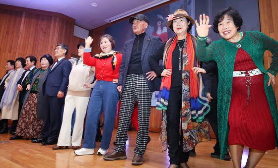 시니어 모델의 졸업축하 워킹