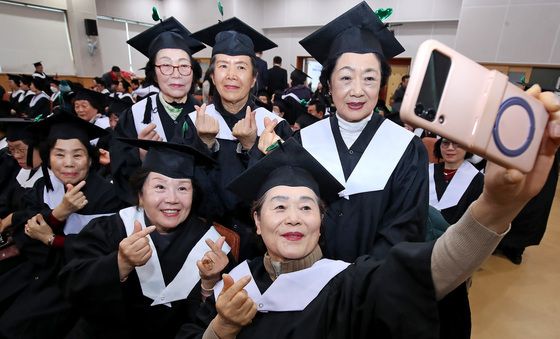 봄처럼 환한 미소