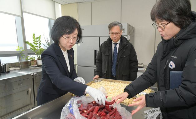 설 앞두고 먹거리 안전 살피는 오유경 처장
