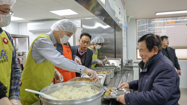 배식 봉사하는 권오을 장관