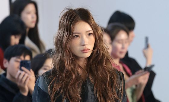 '고 최진실 딸' 최준희, 서울패션위크 런웨이