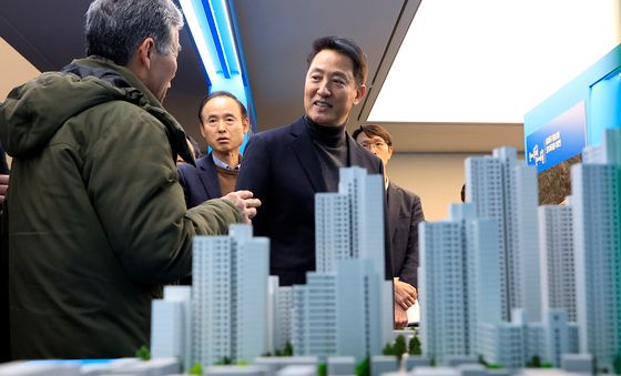 모아주택 설명 듣는 오세훈 시장