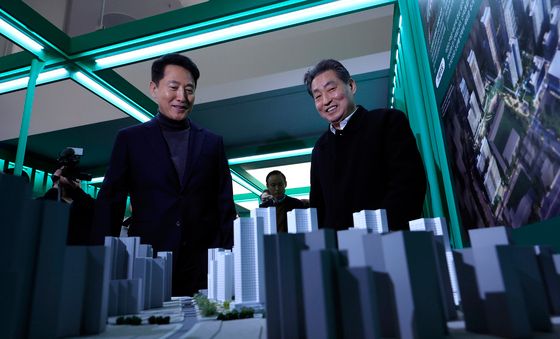 신속통합기획 전시물 살펴보는 오세훈 시장