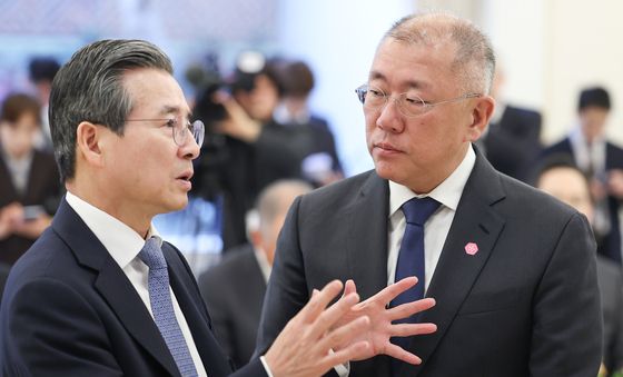 대화 나누는 김용범 정책실장·정의선 회장