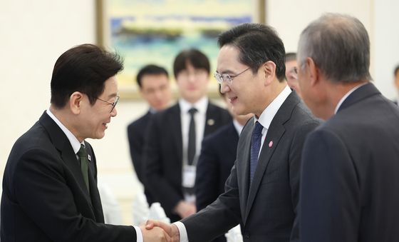 인사 나누는 이재명 대통령·이재용 회장
