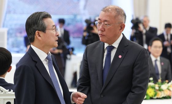 대화 나누는 김용범 정책실장·정의선 회장