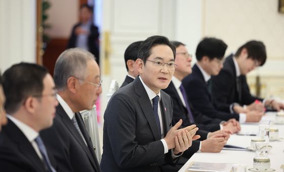 대화 나누는 이재용 회장