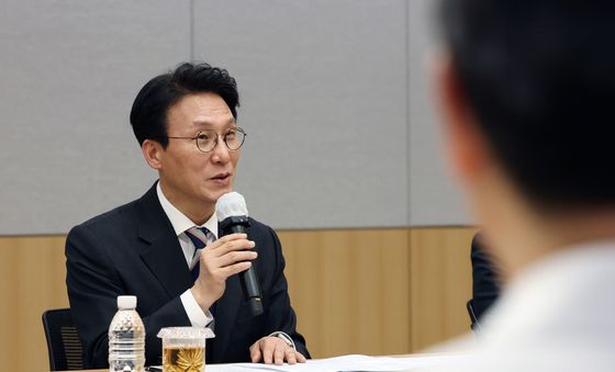 희귀질환 의료진 간담회에서 모두발언하는 김민석 총리