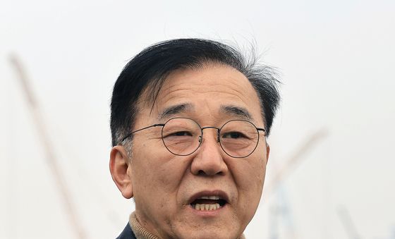 취재진 질문에 답하는 김윤덕 국토부장관