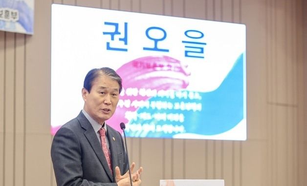 보훈정책포럼서 환영사하는 권오을 장관