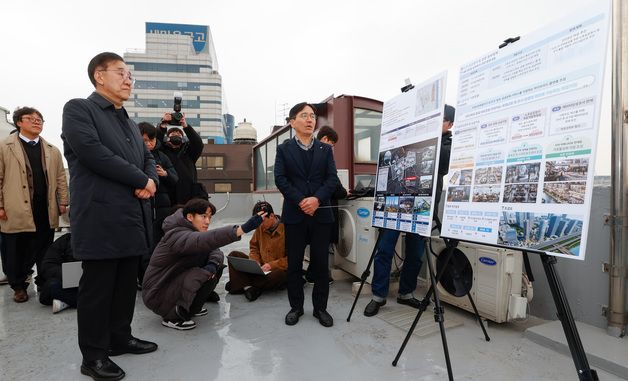 주택 사업지 관련 브리핑 듣는 김윤덕 장관