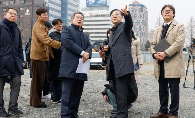 삼성동 서울의료원 남측 부지 둘러보는 김윤덕 장관