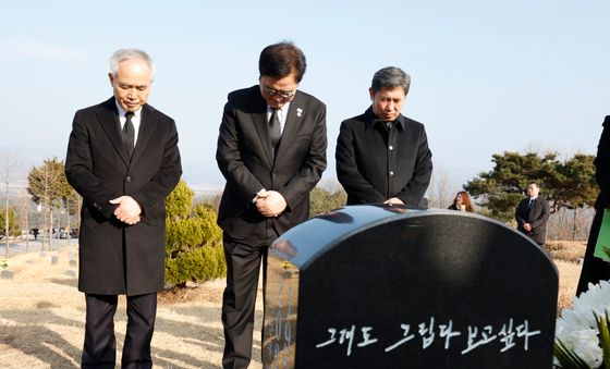 배은심여사 묘 참배하는 우원식 의장