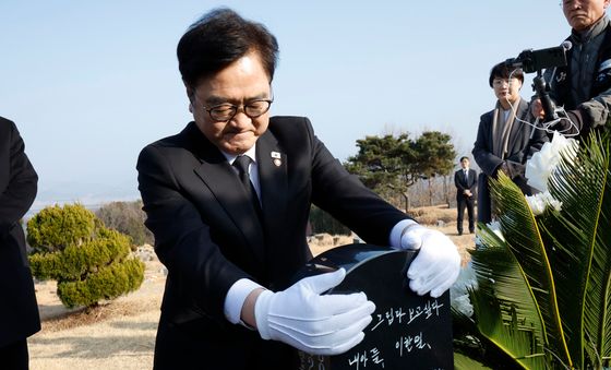 묘비 꼭 껴안은 우원식 의장