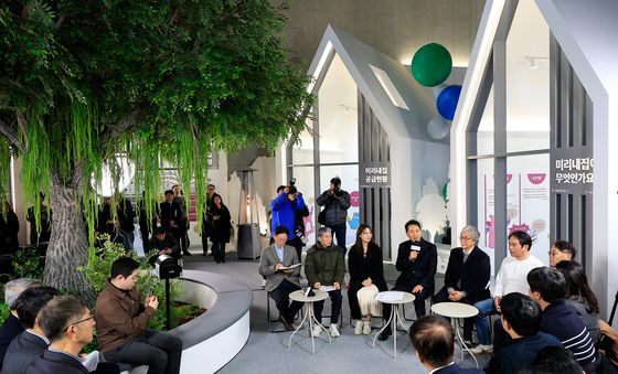 참석자들과 의견 나누는 오세훈 서울시장