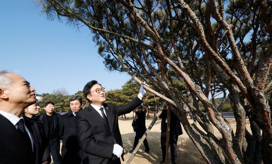 5.18기념식수 둘러본 우원식 의장