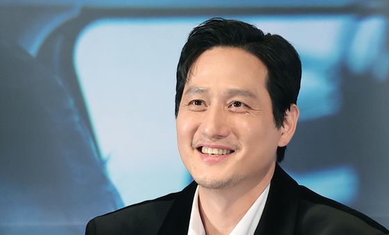 미소짓는 박해준