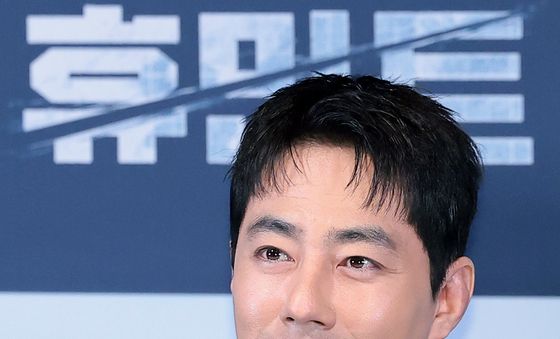 조인성, 빛나는 미소