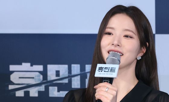 취재진 질문에 답하는 신세경