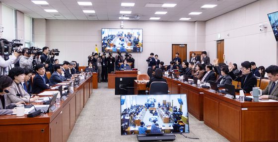 토론 종결 반대 거수하는 국민의힘 의원들