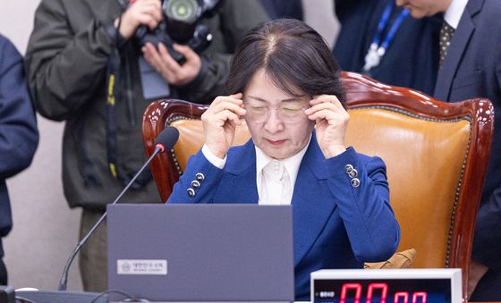 안경 쓰는 추미애 위원장